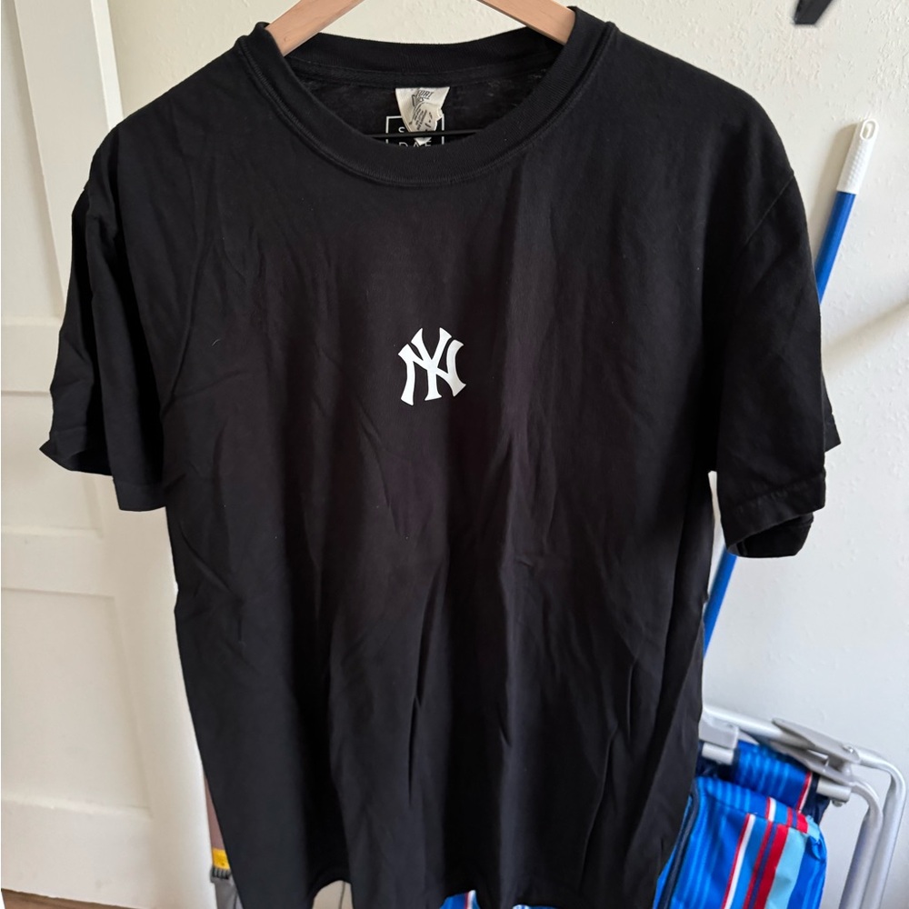 Large Yankees symbol comfort colors tee!